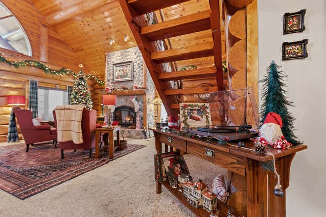 Image for article titled Look inside Santa Claus and Mrs. Claus’ $1.2 million North Pole home