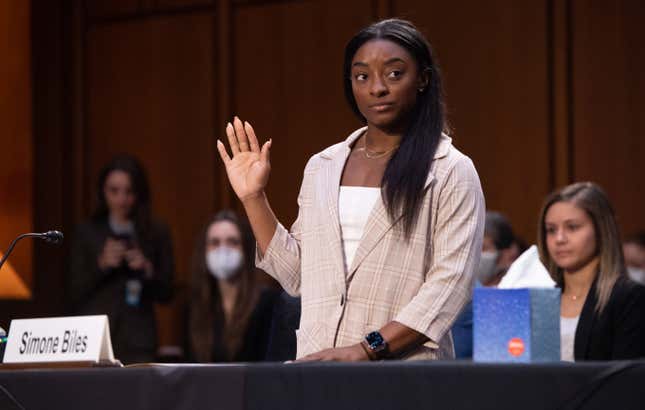 WASHINGTON, DC – 15. SEPTEMBER: Die US-amerikanische Olympiaturnerin Simone Biles wird vereidigt, um während einer Anhörung des Justizsenats zum Bericht des Generalinspektors über den Umgang des FBI mit der Untersuchung von Larry Nassar zum sexuellen Missbrauch von US-amerikanischen Turnerinnen am 15. September 2021 auf dem Capitol Hill in Washington, DC, auszusagen. (Foto von Saul Loeb-Pool/Getty Images)