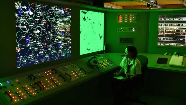 Une photo d’un acteur sur une console de contrôle du trafic aérien à l’intérieur du Terminal 1. 