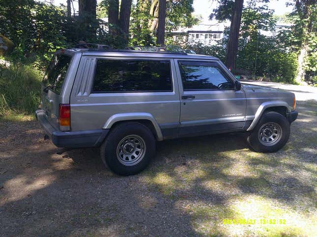 Image for article titled At $7,500, Is This 2000 Jeep Cherokee Sport The 4X4 For You?