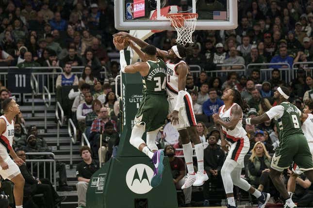 Bucks come from 26 down, get tip-in from Antetokounmpo to take