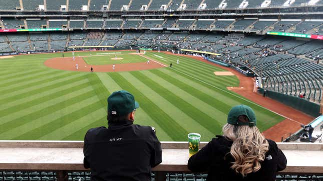 Image for article titled Phillies fans have problem with their wieners; Kris Bryant laments move to Rockies; Ohtani, Hideki Matsui share odd marital similarity