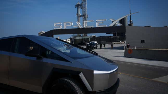 Der Tesla Cybertruck fährt an einer SpaceX-Startanlage in Boca Chica, Texas vorbei.