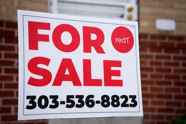 A for sale sign stands outside a single-family residence on Thursday, Nov. 23, 2023, in Denver. On Thursday, Freddie Mac reports on this week&#39;s average U.S. mortgage rates. (AP Photo/David Zalubowski)