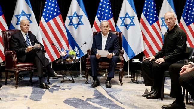 US President Joe Biden (L) and Prime Minister Benjamin Netanyahu (C) meet in Tel Aviv, Israel on October 18, 2023. Israeli Defense Minister Yoav Gallant (R) also attended the meeting. 