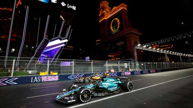 Una foto de los autos McLaren y Aston Martin F1 corriendo en Las Vegas. 