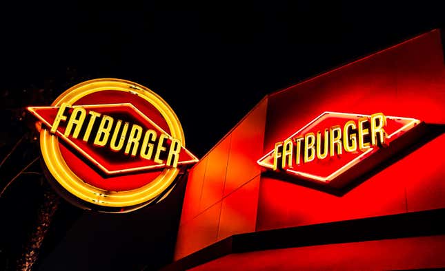 Une enseigne au néon Fatburger à Los Angeles, Californie. 