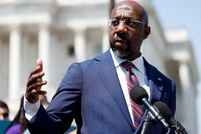  Sen. Raphael Warnock (D-GA) spricht auf einer Pressekonferenz zur Gesetzgebung zur Waffensicherheit vor dem US-Kapitol am 18. Mai 2023 in Washington, DC