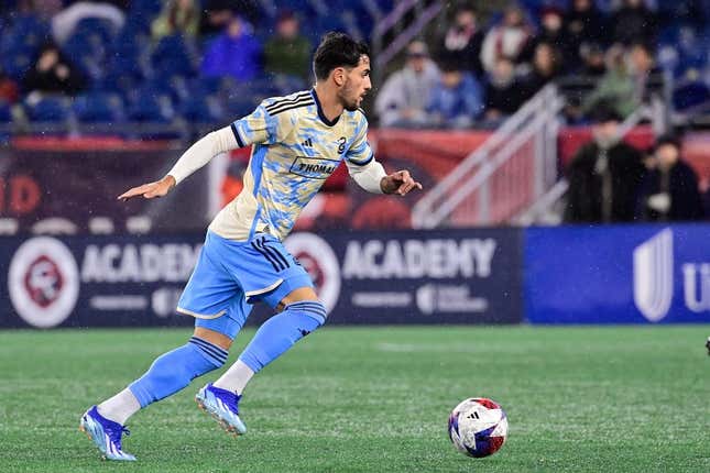 21. Okt. 2023;  Foxborough, Massachusetts, USA;  Philadelphia Union-Stürmer Julian Carranza (9) schiebt den Ball in der ersten Halbzeit gegen die New England Revolution im Gillette Stadium nach oben.