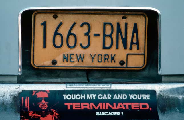 Autoaufkleber aus dem Film „Terminator“ unter einem New Yorker Nummernschild, ca. 1986.