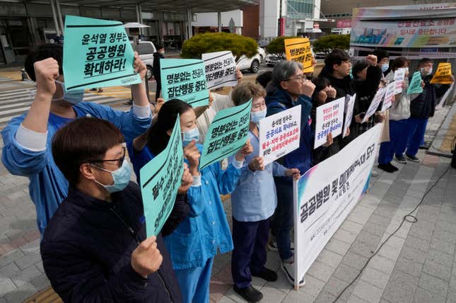 Members of The Korean Public Service and Transport Workers&#39; Union stage a rally to demand expansion of public hospitals and medical students at the Seoul National University Hospital in Seoul, South Korea, Tuesday, Feb. 27, 2024. (AP Photo/Ahn Young-joon)