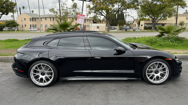 Side view of the black Porsche Taycan Cross Turismo