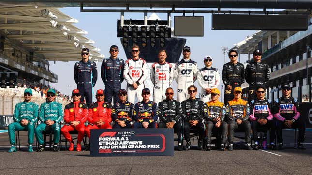 El campo posa para la foto de la Clase de Pilotos de F1 de 2023 antes del Gran Premio de F1 de Abu Dhabi en el Circuito de Yas Marina en  26 de noviembre de 2023 en Abu Dhabi, Emiratos Árabes Unidos