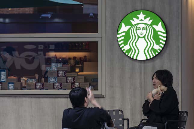 Ein Starbucks in Shanghai, China. 