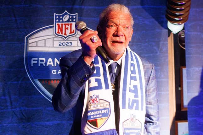 10. November 2023;  Frankfurt, Deutschland;  Jim Irsay, Besitzer der Indianapolis Colts, spricht während einer Fanveranstaltung bei den Chicago Meatpackers vor einem Spiel der International Series gegen die New England Patriots.