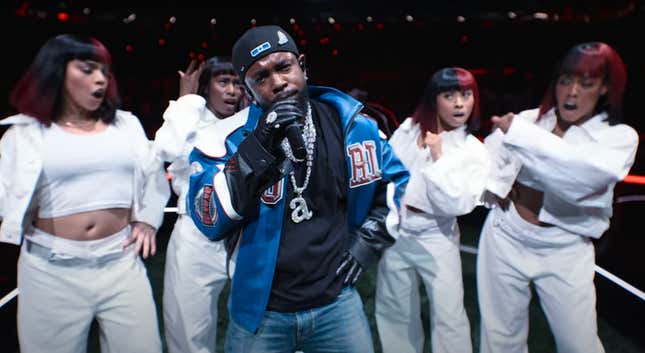 Bild für Artikel mit dem Titel Die komplette Aufschlüsselung der Symbolik, Referenzen in Kendrick Lamars Performance in der Halbzeitpause des Super Bowl