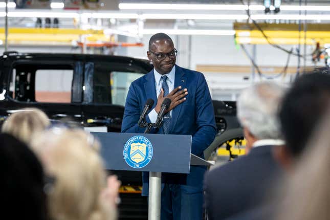 Michigans Vizegouverneur Garlin Gilchrist spricht, bevor Finanzministerin Janet Yellen am 8. September 2022 im Fords Rouge Electric Vehicle Center in Dearborn, Michigan, eine Rede über die Wirtschaft hielt.