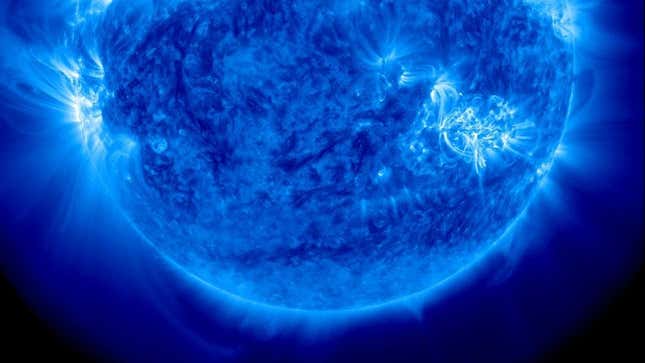Una vista ultravioleta del Sol desde hoy, que muestra una prominente mancha solar a la derecha. 