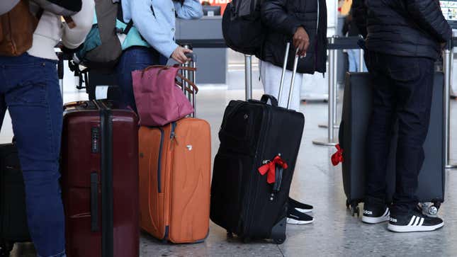 Les gens à l’aéroport