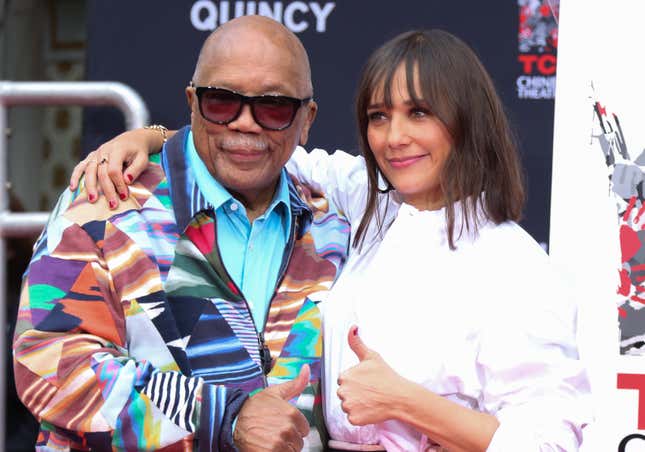 Bild für Artikel mit dem Titel In Erinnerung an Quincy Jones: Ratschläge für seine Tochter, was es bedeutet, ein „Nepo-Baby“ zu sein, Tribut von „Black Celeb“, Mastermind hinter dem Soundtrack von „Die Farbe Lila“, atemberaubende Arbeit mit Michael Jackson, ungefilterte Meinung zu Elvis Presley und mehr …