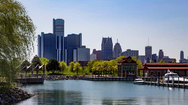 Cette vue donne sur la marina du parc d’État Milliken, situé le long de la rivière Détroit. L’horizon de Détroit se profile majestueusement en arrière-plan.