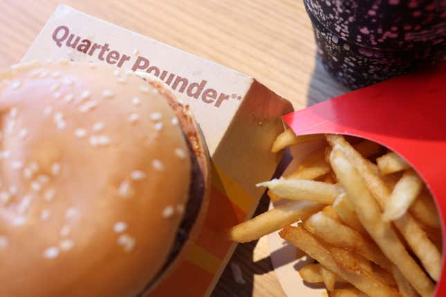 Imagen para el artículo titulado McDonald’s vuelve a incluir las hamburguesas Quarter Pounder en su menú y dice que la carne no tiene E. coli