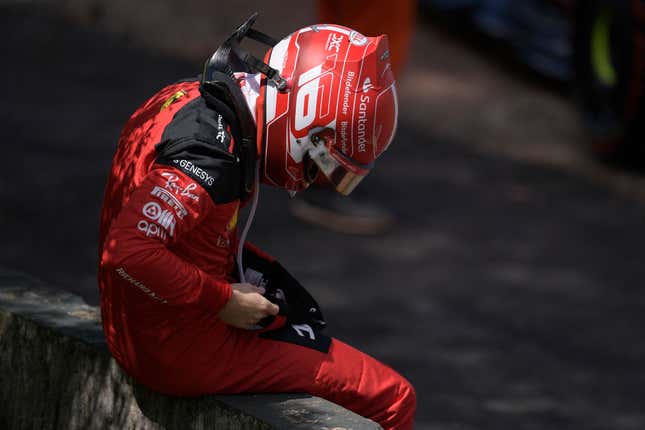 Ferraris monegassischer Fahrer Charles Leclerc sitzt auf einer Barriere, nachdem er am 5. November 2023 beim Start des Formel-1-Grand-Prix von Brasilien auf der Rennstrecke Autodromo Jose Carlos Pace, auch bekannt als Interlagos, in Sao Paulo, Brasilien, verunglückt ist