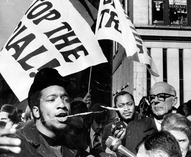 Fred Hampton (links), Anführer der Illinois Black Panthers, und Dr. Benjamin Spock (rechts) nehmen an einer Kundgebung gegen den Prozess gegen acht Personen teil, denen die Verschwörung zur Anstiftung zu einem Aufruhr auf dem Parteitag der Demokraten vorgeworfen wird. Die Kundgebung fand am 29. Oktober 1969 vor dem Bundesgebäude in Chicago statt.