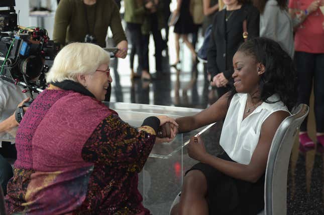 NEW YORK, NY - 26 AVRIL : Elaine DePrince (à gauche) et la ballerine Michaela DePrince participent à l’événement Jockey « Show’Em What’s Underneath, Show’Em Your Jockey » à New York au One World Observatory le 26 avril 2017 à New York. 