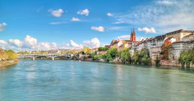 Blick auf die Basler Altstadt und das Basler Münster sowie die Wettsteinbrücke (Westbrücke) in der Ferne, Basel, Schweiz