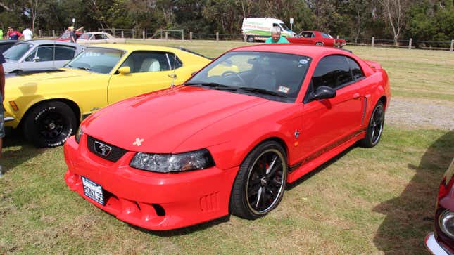 Un Ford Mustang GT Coupé rojo del 35.º aniversario de 1999