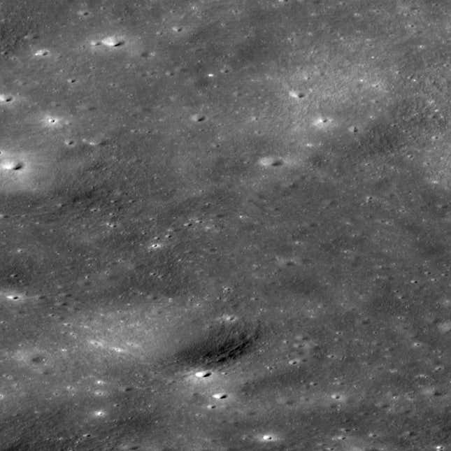 Imagen para el artículo titulado El Orbitador Lunar de la NASA captura una visión borrosa de una nave espacial separada alrededor de la Luna