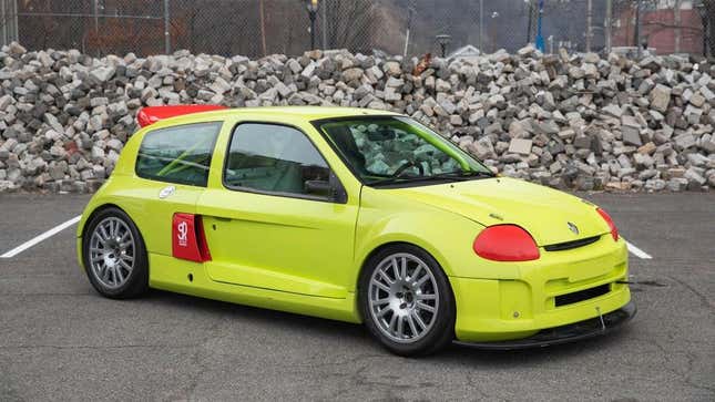 Renaultsport Clio V6 Trophy front 3/4 view