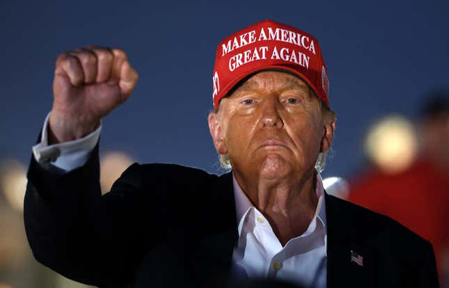  El expresidente de los Estados Unidos y candidato presidencial republicano Donald Trump levanta el puño mientras observa la carrera Coca-Cola 600 de la Copa NASCAR en el Charlotte Motor Speedway el 26 de mayo de 2024 en Concord, Carolina del Norte.