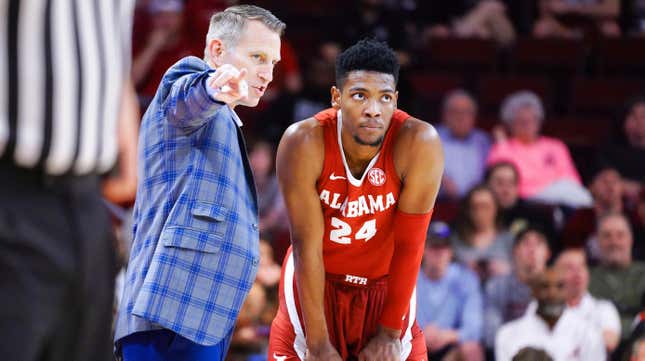 Alabama head coach Nate Oats (l.) talks with Brandon Miller during the first half of the Crimson Tide’s game against South Carolina.