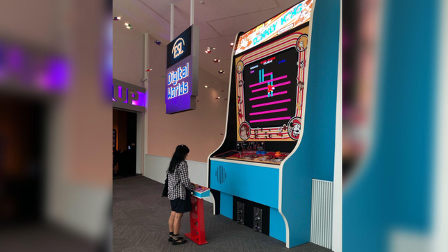 I Played The World s Largest Donkey Kong Arcade Game And Lived