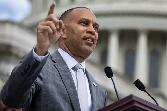 Der Minderheitsführer im Repräsentantenhaus, Hakeem Jeffries (D-NY), spricht während einer Pressekonferenz mit anderen Demokraten im Repräsentantenhaus in Washington DC.