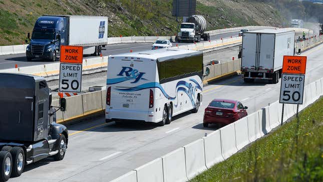 Una foto del tráfico conduciendo a través de obras en la carretera. 