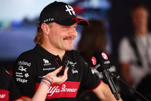 Valtteri Bottas de Finlandia y Alfa Romeo F1 habla con los medios en el Paddock durante los avances previos al Gran Premio de México de F1 en el Autódromo Hermanos Rodríguez el 26 de octubre de 2023 en la Ciudad de México, México