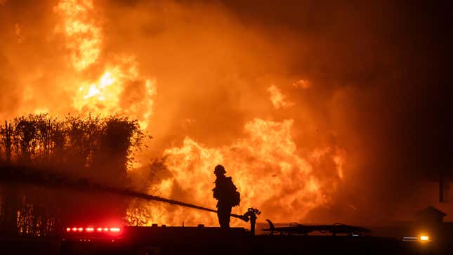 Image de l'article intitulé Attendez, quoi ? Les conservateurs imputent les incendies de forêt à Los Angeles à DEI... Oh, ça empire