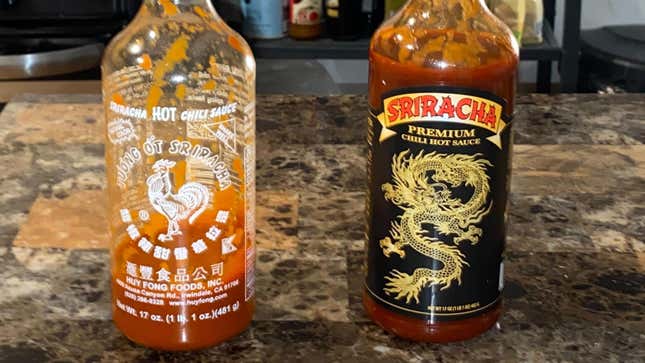 Huy Fong botella de sriracha de gallo junto a la botella de sriracha de dragón Underwood