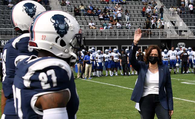 La vice-présidente américaine Kamala Harris (à droite) participe au tirage au sort lors de l’ouverture du match de football entre l’université Howard et l’université Hampton à l’Audi Field de Washington, DC, le 18 septembre 2021