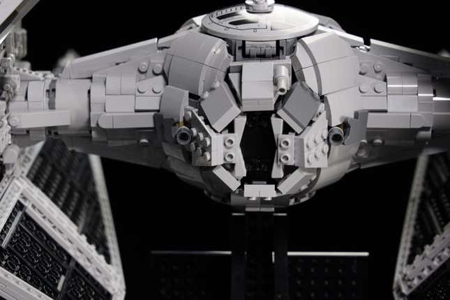 Imagen para el artículo titulado Conozca de cerca y en persona con el nuevo e increíble interceptor TIE de Lego Star Wars