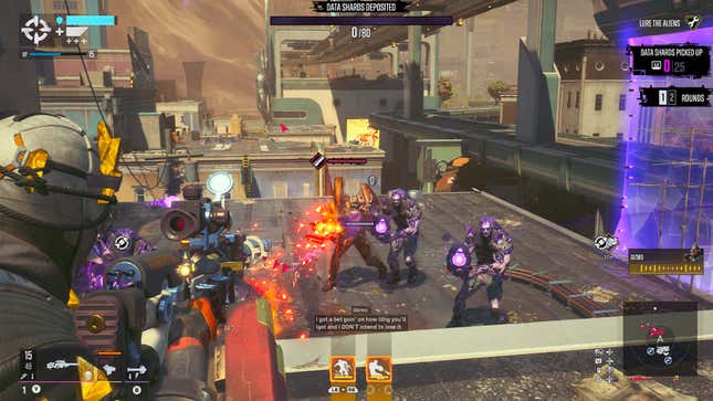Bir ekran görüntüsü Deadshot'ın mor uzaylıları vurduğunu gösteriyor.