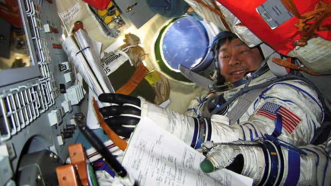 Una foto del astronauta de la NASA Leroy Chiao en el transbordador espacial. 