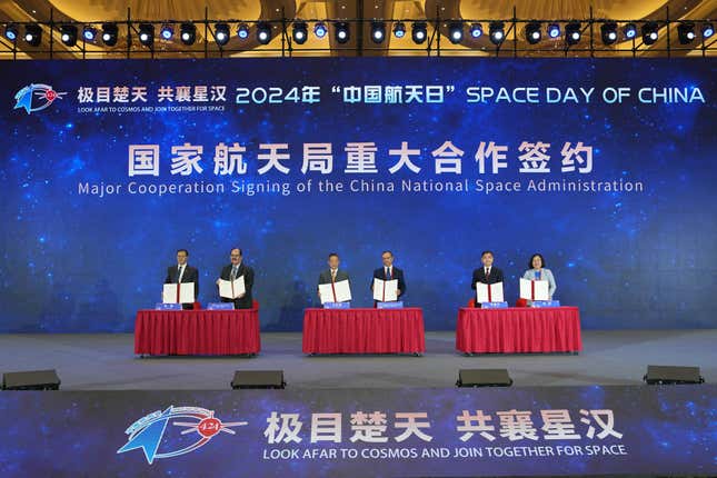 Des représentants assistent à la signature d’une coopération majeure de l’Administration spatiale nationale chinoise lors de la cérémonie d’ouverture de la 9e Journée spatiale chinoise.