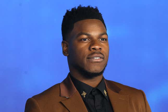 John Boyega nimmt an der Weltpremiere von „Avatar: Der Weg des Wassers“ am 6. Dezember 2022 im Odeon Luxe Leicester Square in London, England, teil.