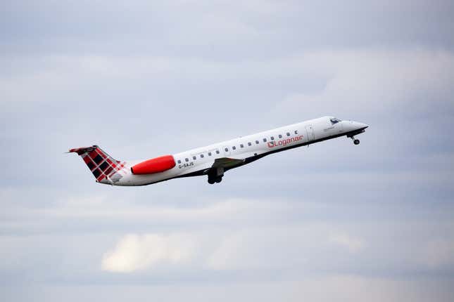 Ein von Loganair Ltd. betriebenes Passagierflugzeug der Embraer SA hebt am Dienstag, den 23. April 2024 vom Flughafen Edinburgh in Edinburgh, Großbritannien, ab. 