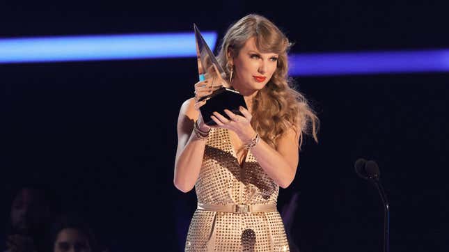 Taylor Swift Making Feature Film Directing Debut for Searchlight