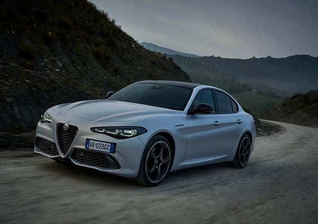 Un Alfa Romeo Giulia 2.0 T conduciendo por un camino de tierra